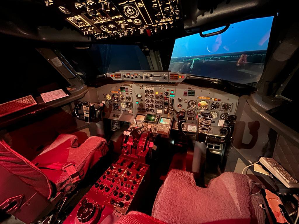世界のエアライナー The Cockpit Flight Simulator 2 B737-400,B777-200 [D(中古品) 737-200 Classic - Full Motion – Aerospace Experience